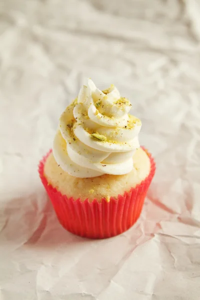 Cupcake alla vaniglia con spruzzi di pistacchio — Foto Stock