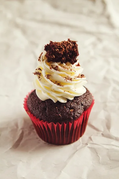 Chocolate preto da floresta cupake com cobertura de chantilly — Fotografia de Stock