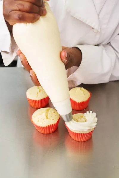 Gelo creme de manteiga batida aplicado a cupcakes de baunilha — Fotografia de Stock