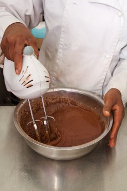 Pasta şefi karıştırma kek karışımı