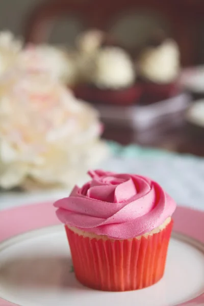 Metin alanı olan plaka üzerinde pembe vanilya gül cupcake — Stok fotoğraf