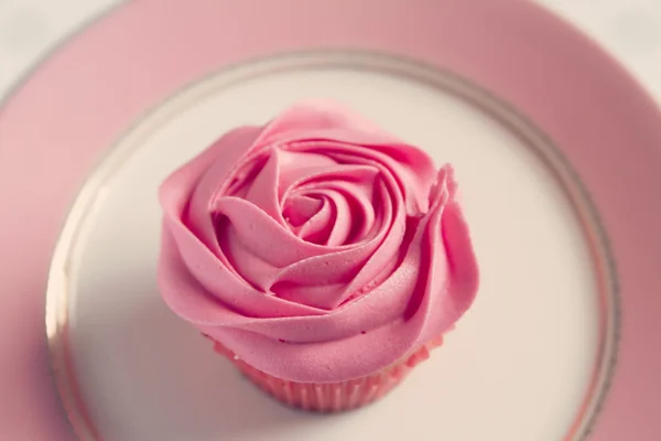 Overhead Detail der rosa Rose gefrostet Cupcake — Stockfoto