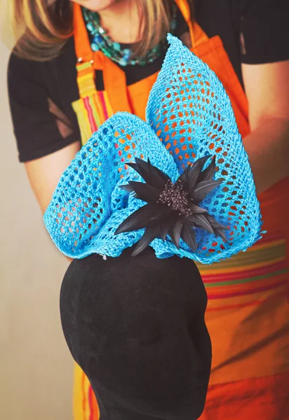 Modistku žena dělat módní klobouk fascinator — Stock fotografie