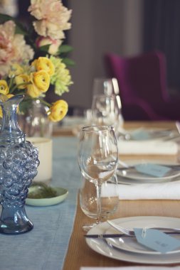 Öğle veya akşam yemeği partisi için yemek ayarı