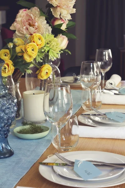 Formal table setting for lunch or dinner with flowers centrepiec — Stock Photo, Image