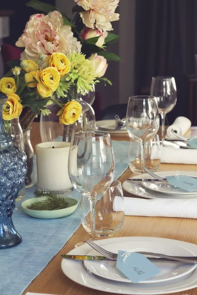 Cadre de table formel pour le déjeuner ou le dîner avec des fleurs centrepiec — Photo