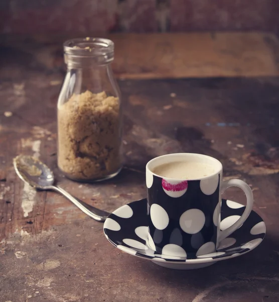 在乡村的咖啡馆或工作室设置咖啡杯上的口红 — 图库照片