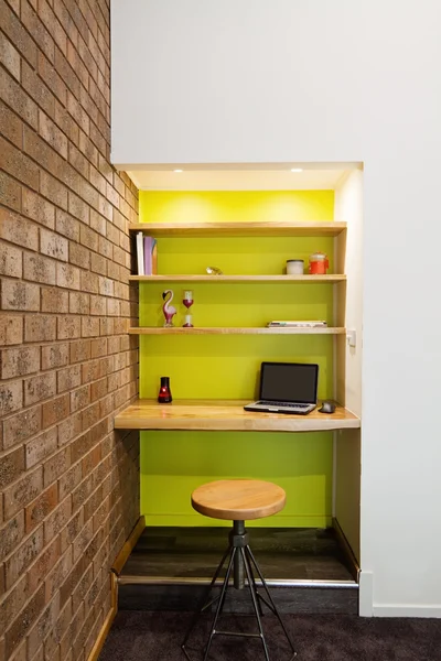 Rincón de estudio de pared de característica verde lima en la sala de estar —  Fotos de Stock