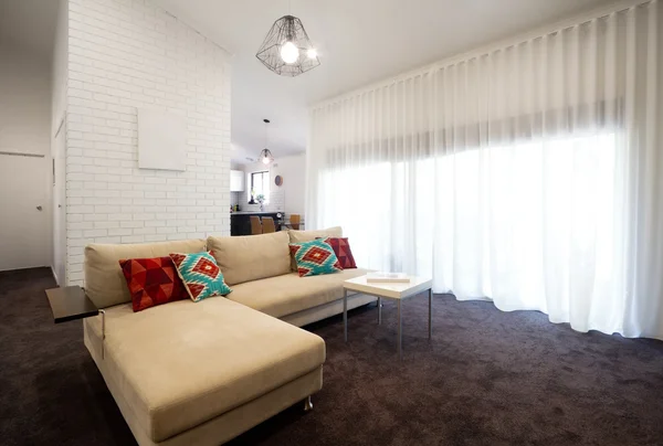 투명 한 커튼을 가진 현대 거실 — 스톡 사진
