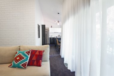 Modern oturma odası kanepe ve şeffaf perdeler yatay