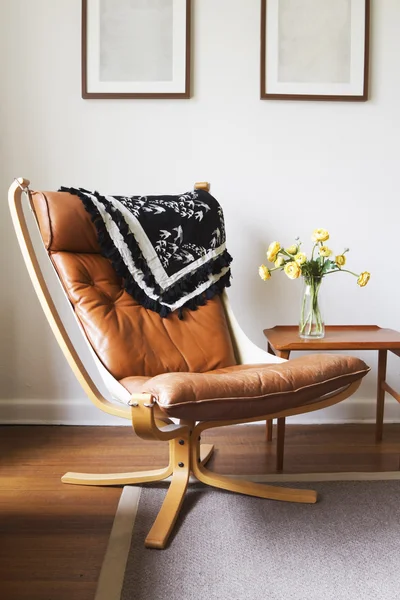 Vintage retro tan leren Deense stoel en tafel — Stockfoto