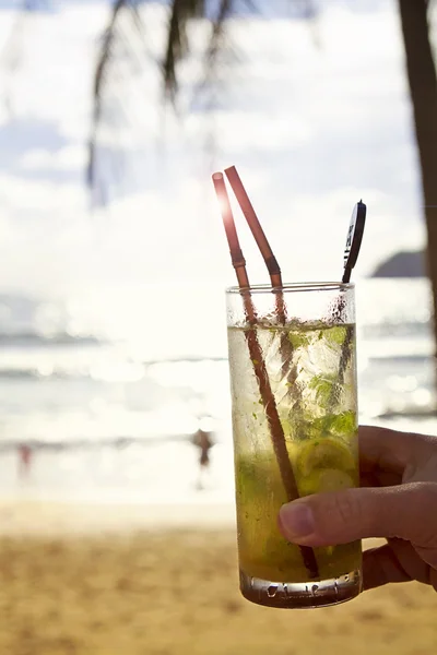 Mohito cocktail med sol flare på stranden Stockfoto