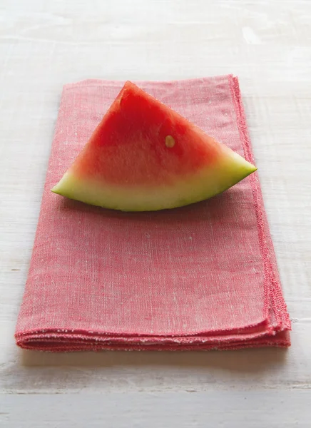 Watermeloen slice op roze servet placemat — Stockfoto
