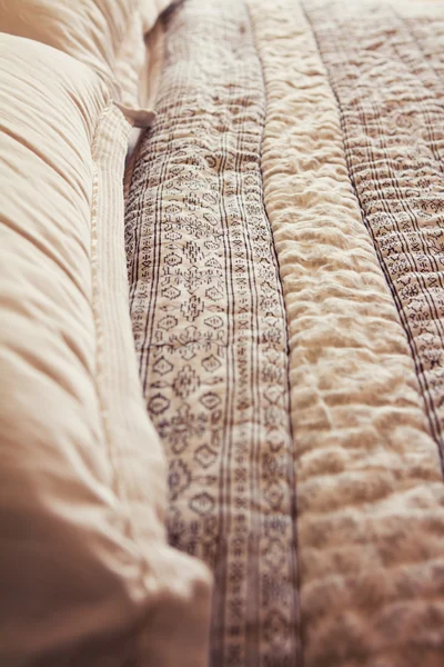 Close up of contemporary luxury bed quilt cover and pillows — Stock Photo, Image