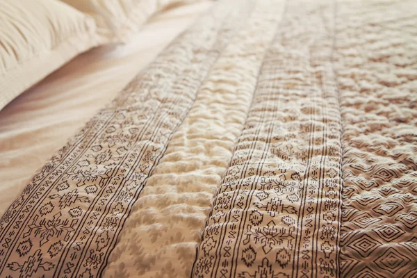 Close up of luxury bed quilt cover and pillows horizontal — Stock Photo, Image