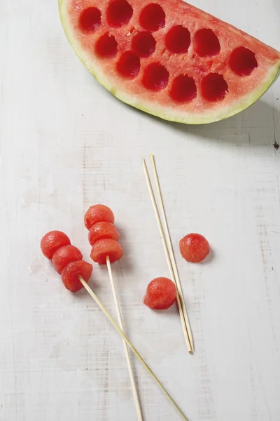 Melon bollar på en pinne med snidade vattenmelon — Stockfoto