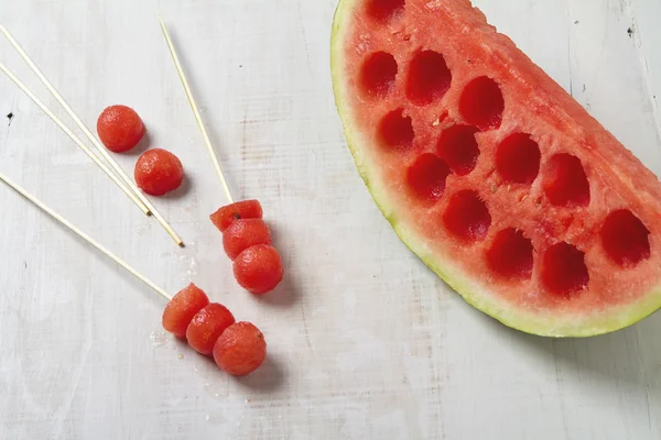 Melon bollar på en pinne med snidade vattenmelon horisontella — Stockfoto