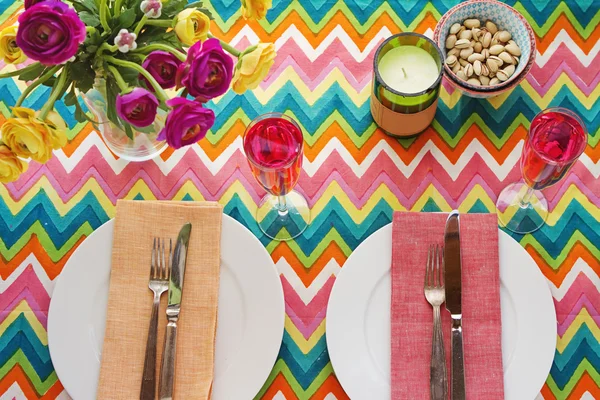 Luminoso tavolo colorato con tavolo in chevron — Foto Stock