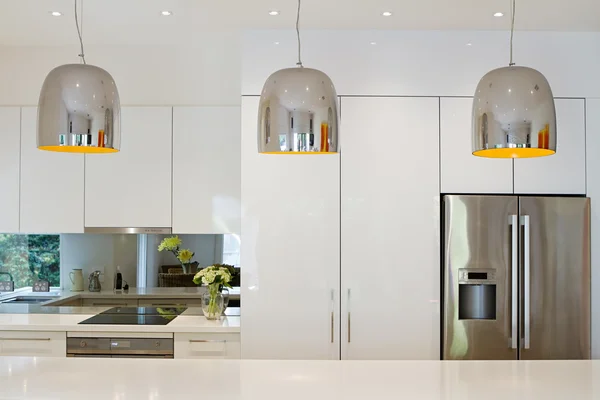 Contemporary pendant lights hanging over kitchen island — Stock Photo, Image