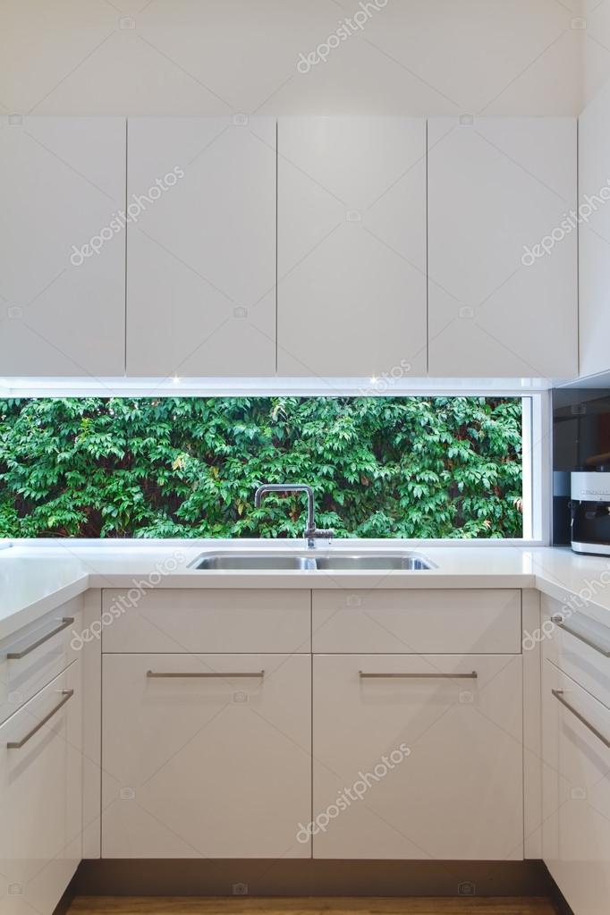 residential contemporary kitchen sink with low window ? foto stock ... - Cucina Moderna Con Finestra Sul Lavello residential contemporary kitchen sink with low window ? foto stock ... - Cucina Moderna Con Finestra Sul Lavello