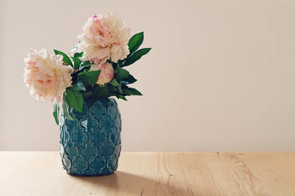 Vase de style marocain bleu de grandes fleurs blanches et roses — Photo