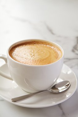 Cappucino veya latte sütte kahve beyaz fincan ve bir kafede fincan tabağı