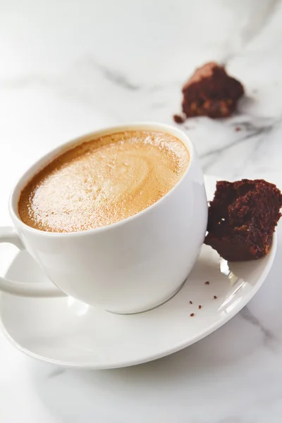 カプチーノやラテ チョコレート ブラウニーとコーヒーの斜めビュー — ストック写真