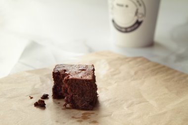 Lezzetli çikolatalı kek ile götürün kahve arka planda