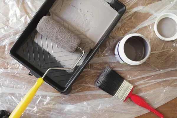 Vue aérienne de la maison peinture équipement brosse rouleau plateau — Photo