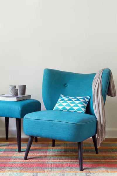 Sillón retro Teal y otomana con objetos de decoración — Foto de Stock