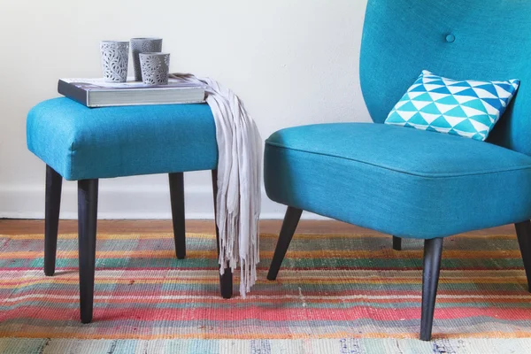 Teal retro leunstoel en Ottomaanse met decor objecten horizontaal — Stockfoto