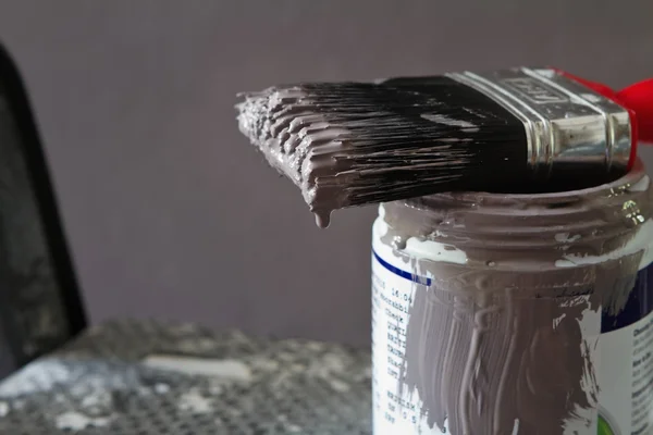 Close up of wet paint brush on sample pot horizontal — Stock Photo, Image