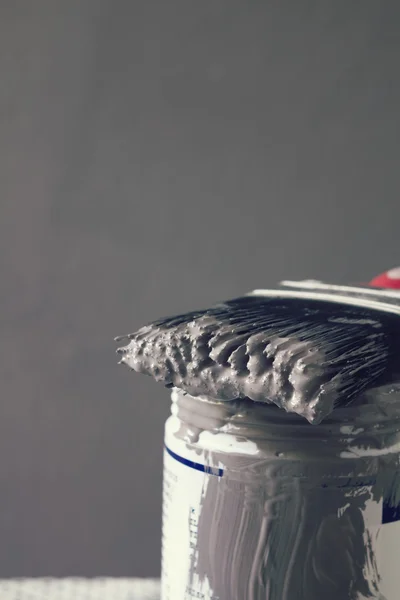 Islak boya fırçası örnek pot dikey üzerinde kapat — Stok fotoğraf
