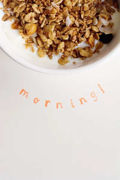 新鮮な穀物と牛乳のボウルの下でスタンプ朝縦書き — ストック写真