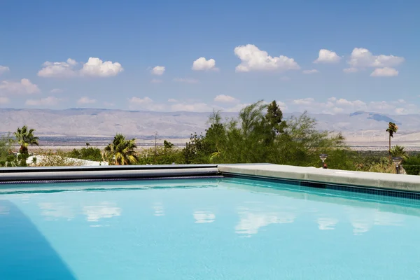 Piscina com vista para as montanhas — Fotografia de Stock