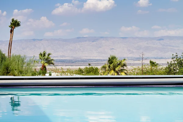 Piscine horizontale avec vue sur les montagnes — Photo