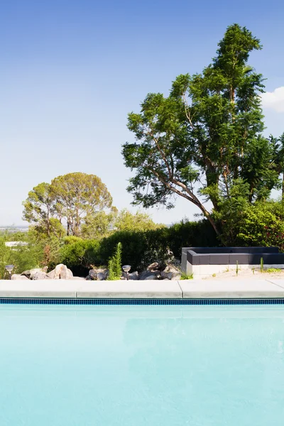 Piscine verticale bleue avec vue sur le jardin — Photo