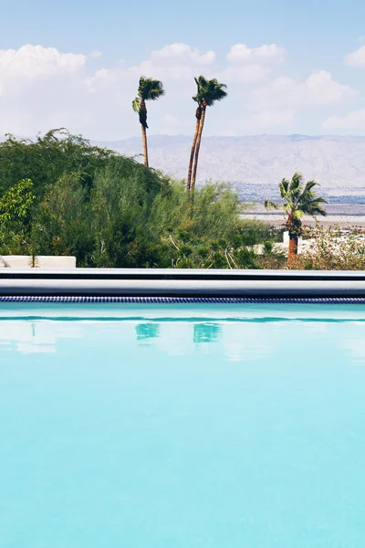 Piscina vertical com vista para as montanhas — Fotografia de Stock