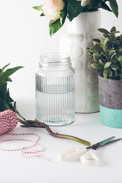 Preparing cut flowers with string for a formal table centerpiece — Stock Photo, Image