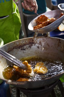 Tay balık yağı bir wok içinde pişmiş kek