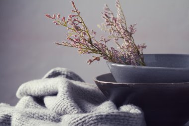 Natürmort gri vintage çiçeklerle yatay kaseler