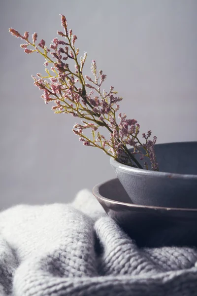 Ainda assim, a vida cinza vintage tigelas com flores — Fotografia de Stock