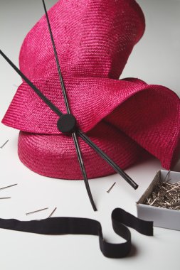 Bir moda şapka aksesuarın yarışları için yakın çekim