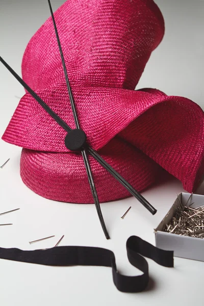 Primer plano de un accesorio de sombrero de moda para las carreras —  Fotos de Stock