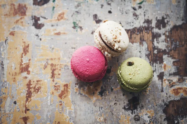 Still life of three macarons on rustic background — Stock Photo, Image