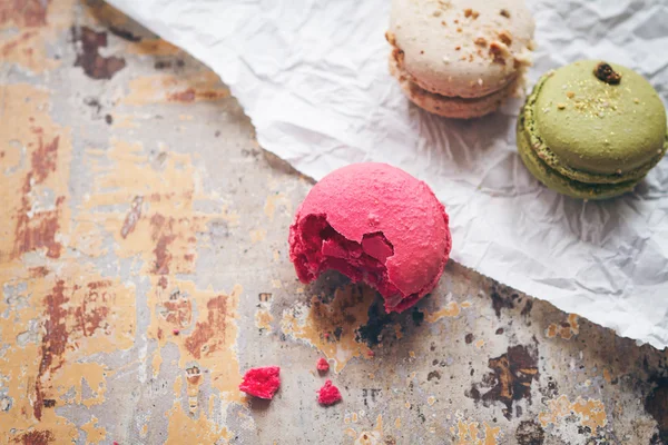 Overhead view of half eaten pink macaroon — Stock Photo, Image