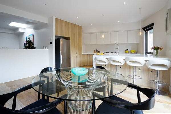 Cozinha com área de jantar em plano aberto na moderna casa australiana — Fotografia de Stock