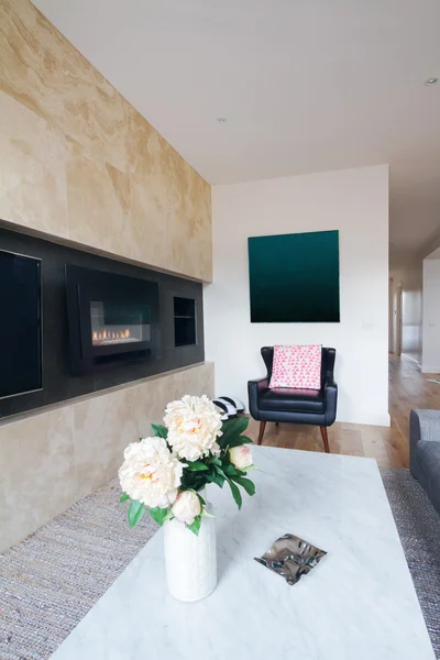Pohodlné kožené křeslo s růžový polštář v obývacím pokoji — Stock fotografie