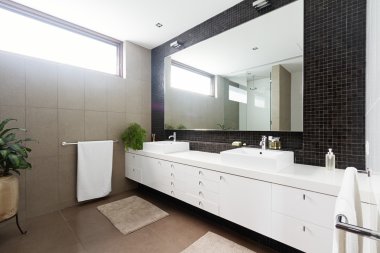 Splashback ve çift lavabo banyo siyah mozaik döşeli