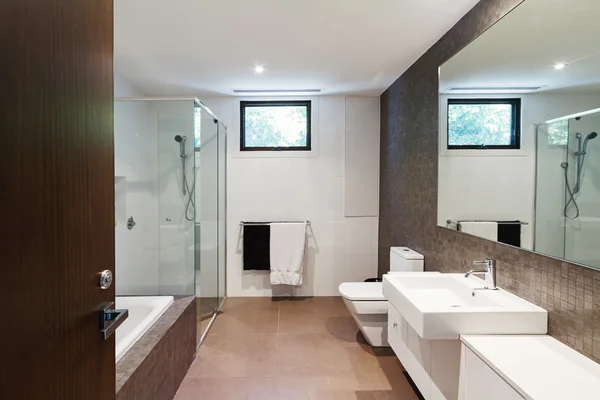 Családi fürdőszoba modern barna természetes hangok — Stock Fotó